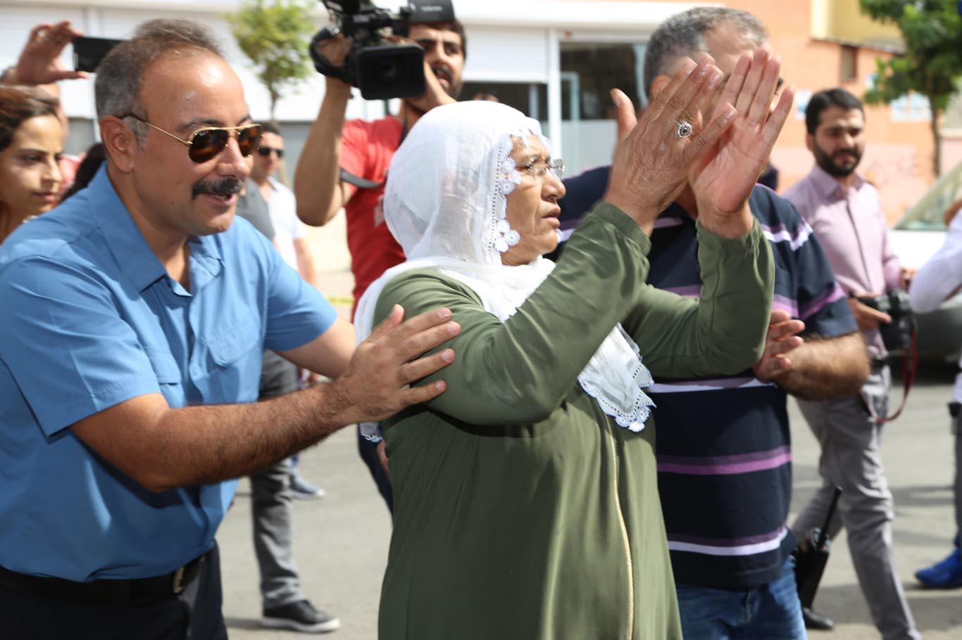 HDP'lilerden evlat nöbetini tutan ailelere hakaret HDP'lilerden evlat nöbetini tutan ailelere hakaret